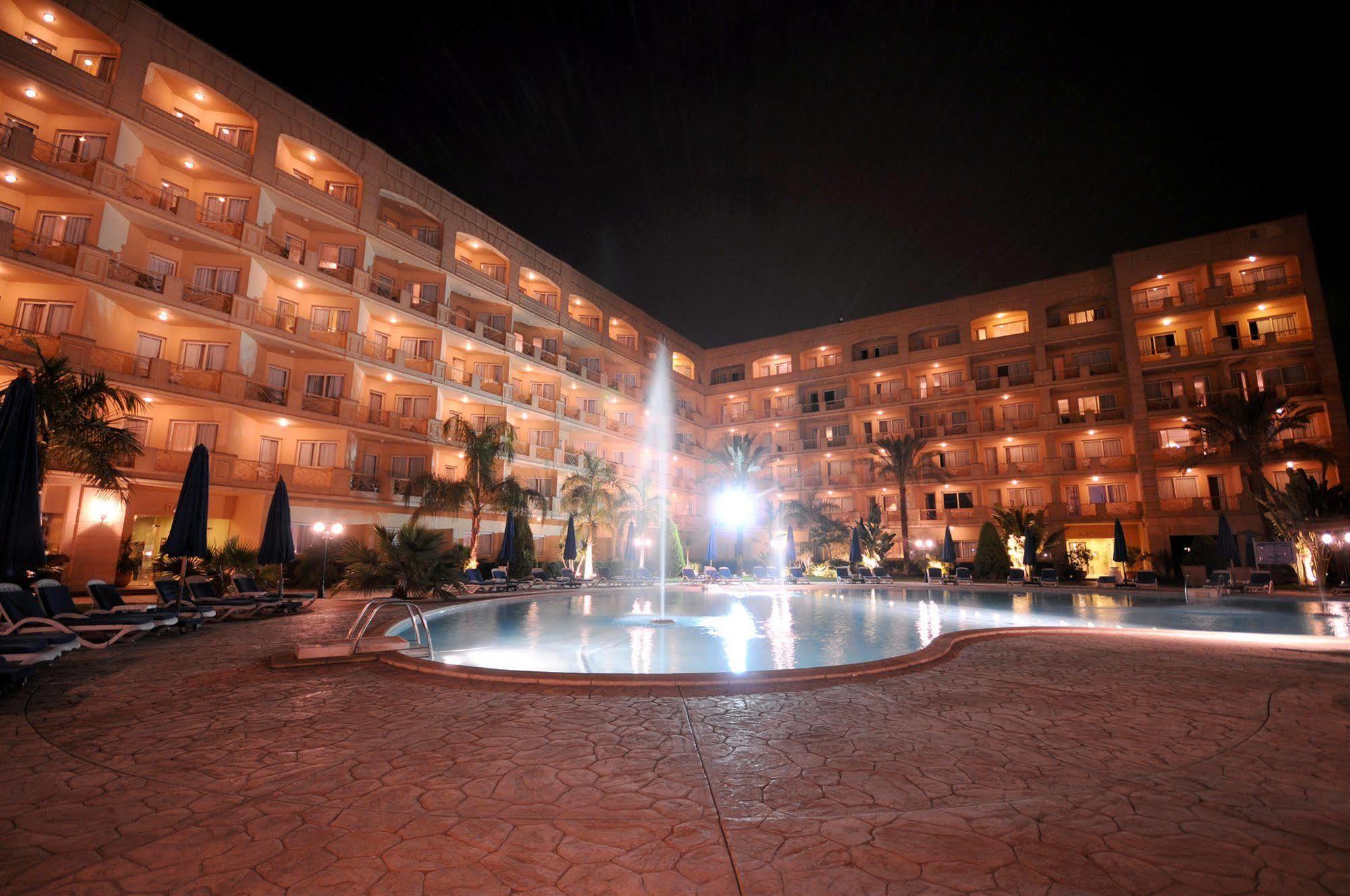 Grand Pyramids Hotel Giza Servis gambar